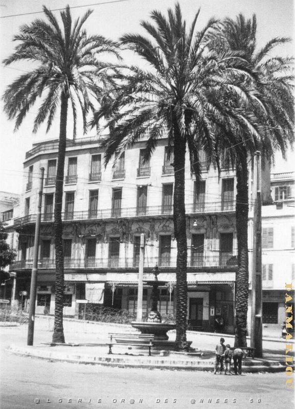 MH b- 090- Place Kleber et prefecture- Barbeles.JPG